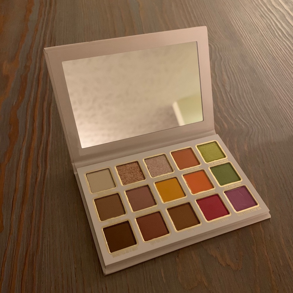 KYLIE COSMETICS Kylie x Kendall palette!